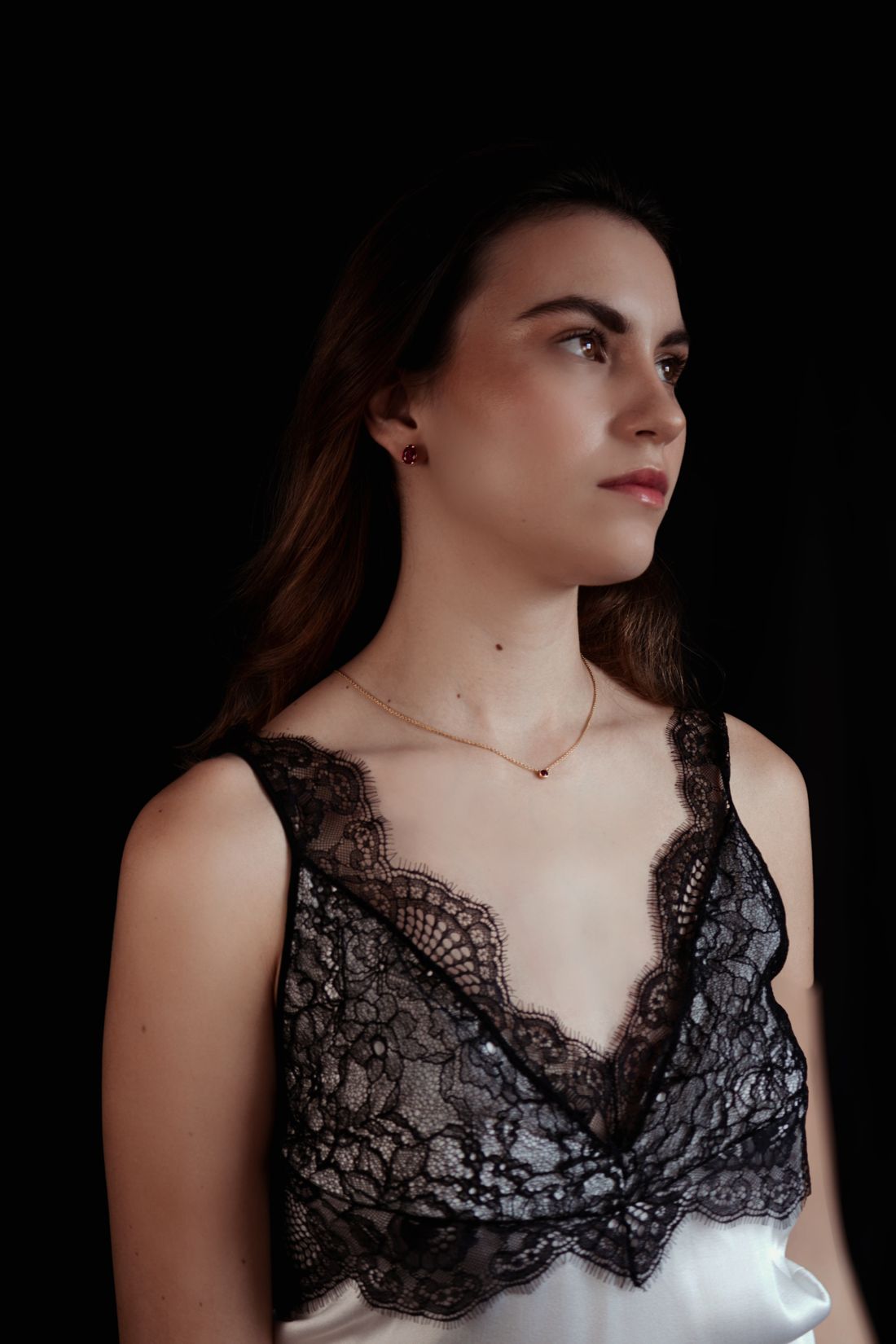 Retrato editorial con joyería de White Magnolia