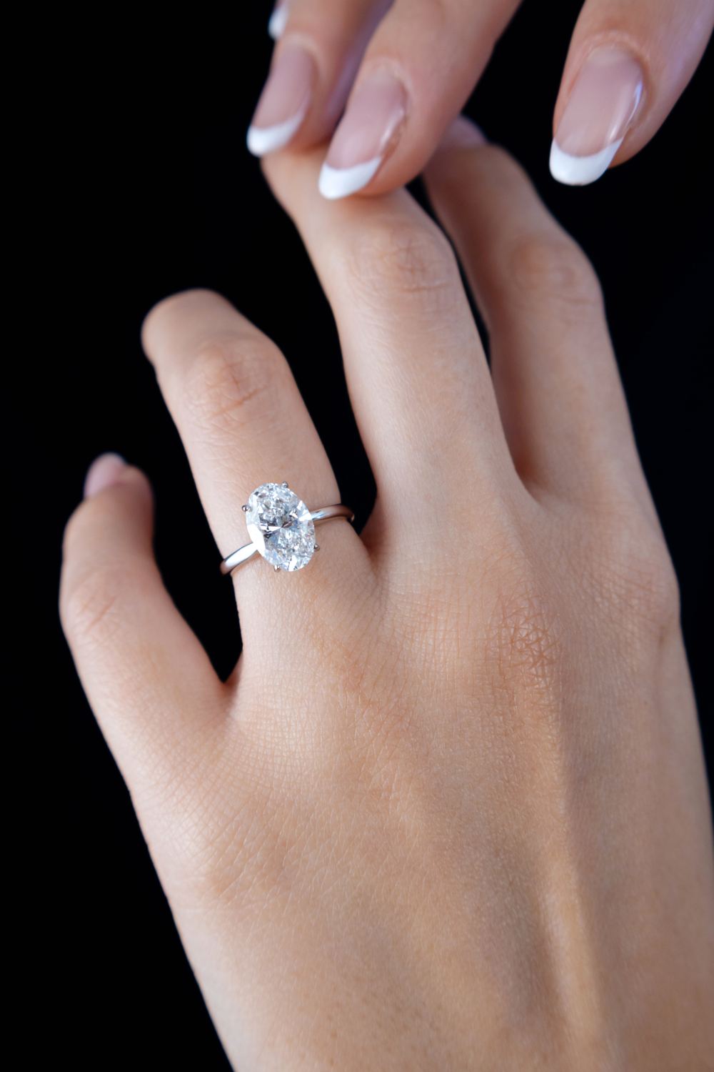 Anillo de compromiso solitario de White Magnolia
