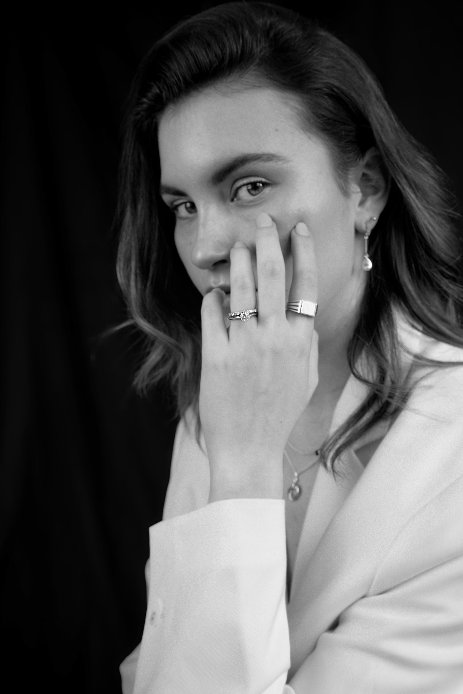 Modelo con anillo de compromiso de White Magnolia