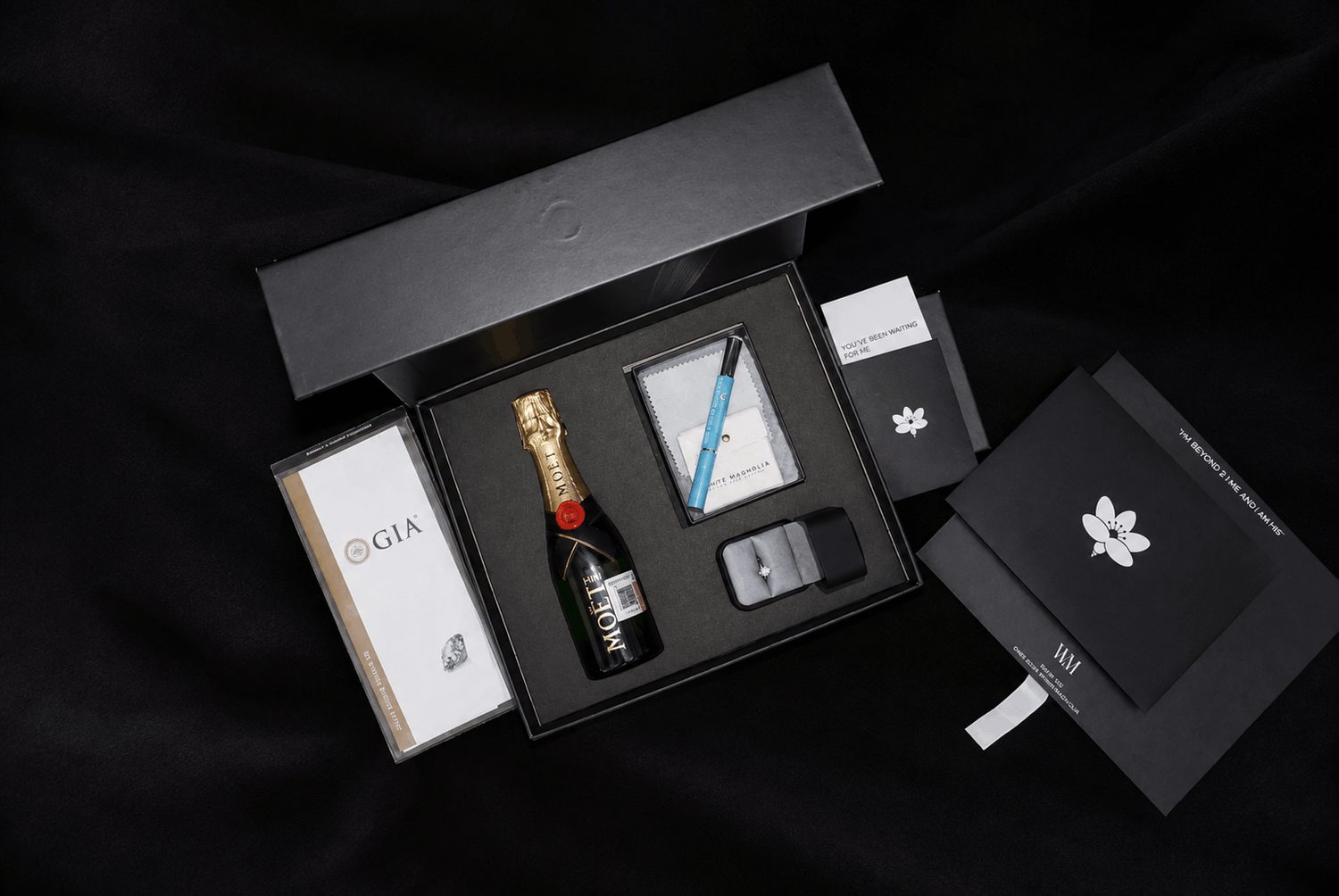 Caja de entrega de White Magnolia con el anillo, su certificado y detalle de la marca